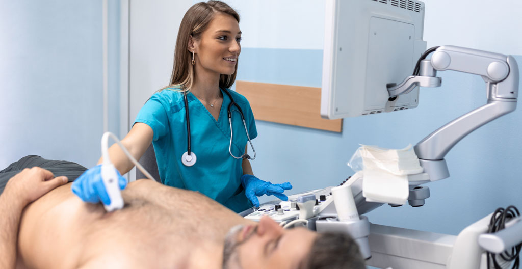 Médecin expliquant une échographie mammaire pour diagnostic de gynécomastie
